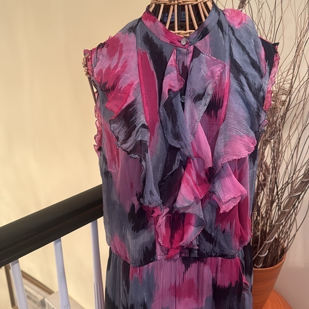 Trina Turk 100% silk dress. Lining is polyester - Picture 2 of 10